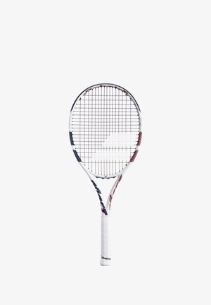 Raqueta de tenis con un marco blanco, acentos rojos y azules, y un agarre texturizado. La cabeza tiene forma ovalada con un patrón de cuerdas.