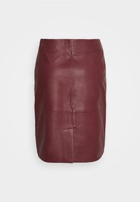 Bleistiftrock aus burgunderfarbenem Leder mit glatter Textur, knielangem Design und einer zentralen Nahtdetail entlang der Vorderseite.