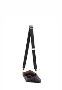 Borsa a tracolla realizzata in tessuto nero con motivo, dotata di accessori in oro. Presenta una larga tracolla con logo e una parte superiore aperta che rivela scomparti interni.