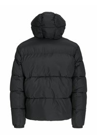 Črna napihljiva jakna s prilegljivo kapuco, ki vsebuje prešite sekcije, elastične manšete in gladek, sijoč zunanji material.