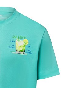 Türkises T-Shirt mit einem grafischen Druck eines Gin Tonic Glases, das Limette, Eiswürfel, Gin, Tonic Water und dekorativen Text zeigt.