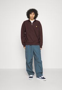 Carhartt WIP HALF ZIP AMERICAN SCRIPT - Sweatshirt - tobacco