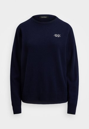 Mornarica plava sweatshirt izrađena od mekanog materijala, s okruglim izrezom i dugim rukavima. Istaknuti izvezeni logo na lijevoj strani prsnog područja.