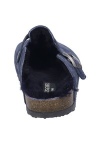 Donkerblauwe suede slipper met een zachte binnenvoering, kurken buitenzool en zilveren gespdetails aan de zijkant, open achterkant ontwerp.