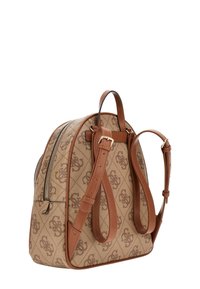 Zaino in tela beige con motivo a monogramma, spallacci e dettagli in pelle marrone, forma arrotondata, tasca frontale con zip e spallacci regolabili.