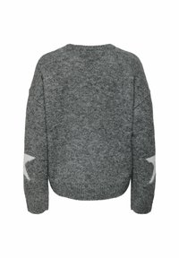 Sivi pleteni pulover s labavim krojem, zaobljenim izrezom i bijelim zvjezdastim detaljima na rukavima. Meko teksturo i srednju debljinu.