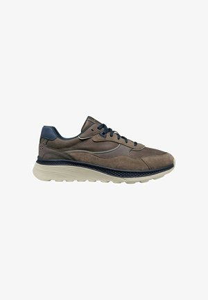 Scarpa da ginnastica casual marrone e blu navy con tomaia in camoscio e pelle, lacci blu navy, collo imbottito e suola beige texturizzata.