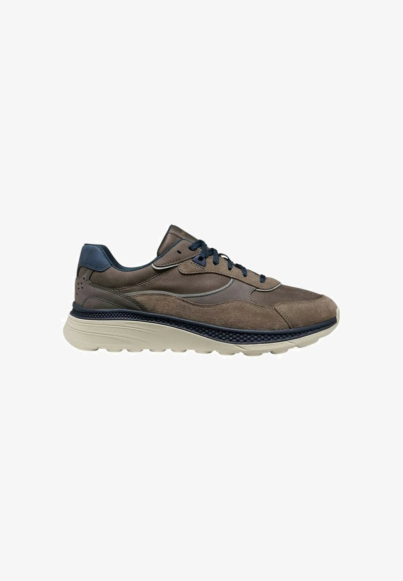 Scarpa da ginnastica casual marrone e blu navy con tomaia in camoscio e pelle, lacci blu navy, collo imbottito e suola beige texturizzata.