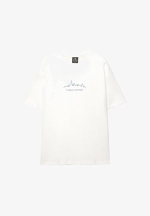 Witte katoenen t-shirt met korte mouwen, voorzien van een lichtblauwe skyline grafiek en de tekst "Het Balkon naar het Michiganmeer" geborduurd op de voorkant.