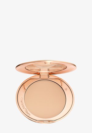 Kompakt geöffnet, um gepresstes Puder in Beige zu zeigen, mit roségoldener Hülle, die mit "Charlotte Tilbury" und einem kleinen Sternenmotiv graviert ist.