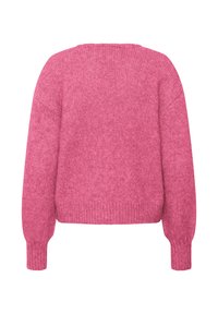 Suéter rosa de punto con forma cuadrada, hombros caídos y puños acanalados. La textura parece suave y ligeramente peluda.