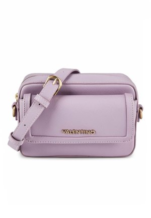 Fliederfarbene rechteckige Crossbody-Tasche mit verstellbarem Riemen, Vordertasche sowie goldenem Valentino Logo und Beschlägen.
