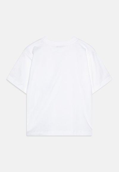 Camiseta de algodón blanca con cuello redondo y mangas cortas. Diseño liso, textura suave y sin adornos ni patrones visibles.