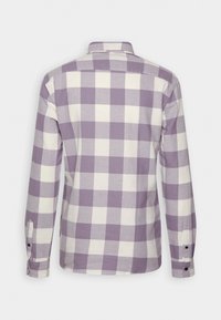 Langärmliges Hemd im hellpurpuren und weißen Karomuster. Verfügt über einen Button-Down-Kragen und knöpfbare Manschetten, gefertigt aus weichem Stoff.