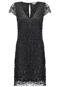 Robe en dentelle noire avec un décolleté en V, des manches courtes flottantes et un dos en trou de serrure. Elle présente des motifs floraux complexes et une silhouette ajustée.