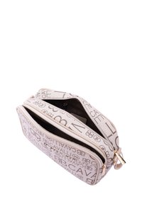 Borsa a tracolla beige textured con chiusura a zip, caratterizzata da un design con stampa logo in marrone chiaro. Tasche interne visibili, dettagli in metallo dorato.