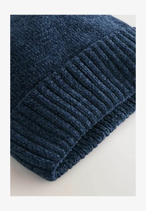 Granatowa dziergana czapka z teksturowanym, prążkowanym mankietem i gładkim korpusem, wykonana z miękkiej mieszanki wełny dla ciepła i komfortu.