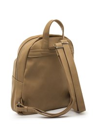 Mochila color marrón claro hecha de material sintético liso. Cuenta con un asa superior, correa ajustable, bolsillo lateral con cremallera y un diseño minimalista.