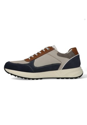 Lässiger Sneaker mit weißen, marineblauen, braunen und grauen Paneelen, weißen Schnürsenkeln, gepolsterter Sohle und strukturiertem Profil an der Unterseite, seitlich dargestellt.