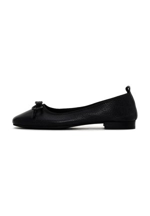 Ballerine in pelle nera con punta arrotondata, finitura testurizzata, piccolo fiocco sul davanti e tacco basso e piatto.