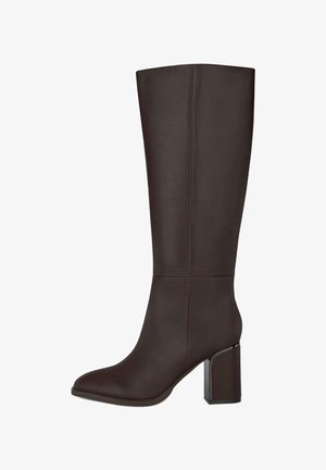 Stivale in pelle marrone scuro fino al polpaccio con tacco a blocco e punta arrotondata, cucitura verticale sul davanti e ai lati, superficie liscia.