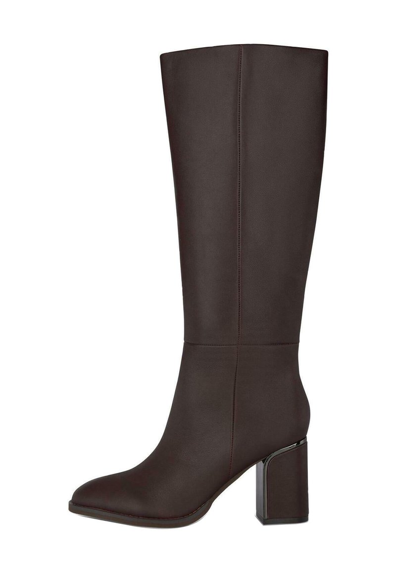 Botte en cuir marron foncé mi-mollet avec un talon bloc et un bout rond, couture verticale à l'avant et sur le côté, surface lisse.