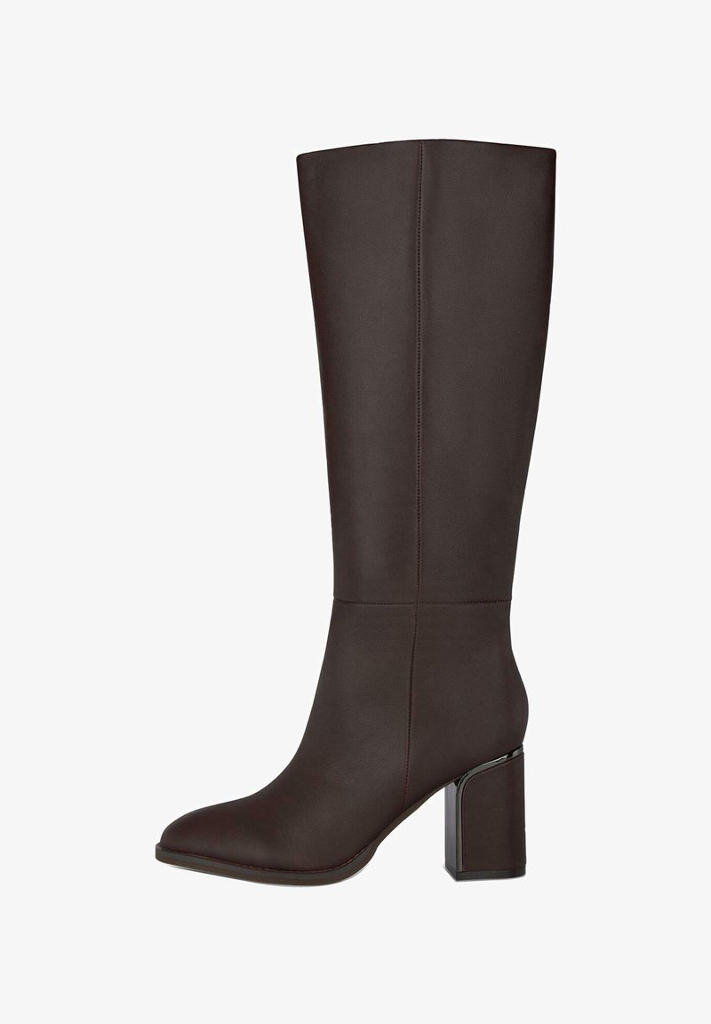 Botte en cuir marron foncé mi-mollet avec un talon bloc et un bout rond, couture verticale à l'avant et sur le côté, surface lisse.