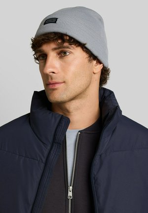 TOM TAILOR DENIM, TOM TAILOR DENIM ACCESSOIRE BEANIE MÜTZE MIT LOGO-BADGE - Muts - ultimate grey