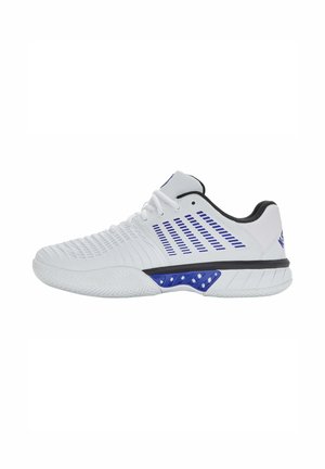Chaussure de sport blanche avec des accents bleus, empeigne texturée et design rayé. Dispose d'une semelle flexible et d'un motif de bande de roulement prononcé.