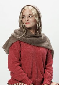 Sweter dzianinowy w głębokim czerwonym kolorze o luźnym kroju i ściągaczu, połączony z miękkim beżowym szalem o teksturowanym wykończeniu. Wzory na dolnej części odzieży.