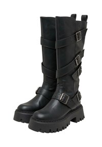 Botas de cuero negras hasta la rodilla con tres correas anchas y hebillas, superficie texturizada, suela gruesa de plataforma y una banda de rodadura distintiva con dientes.