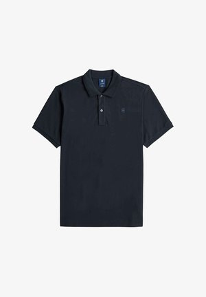 Polo noir à manches courtes avec deux boutons et un petit logo sur le côté gauche de la poitrine, posé à plat sur un fond blanc.