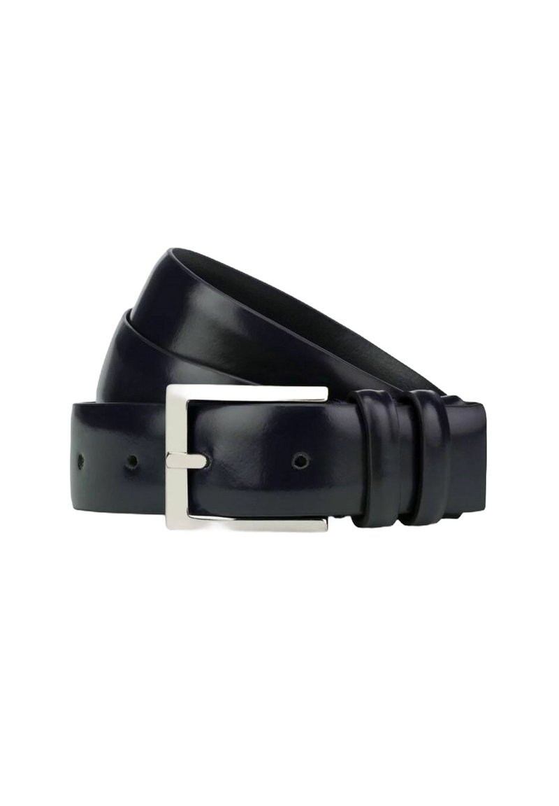 Cintura in pelle blu navy con una fibbia quadrata in metallo argentato, texture liscia, multiple fori per la regolazione e dettaglio plissettato vicino alla fibbia.