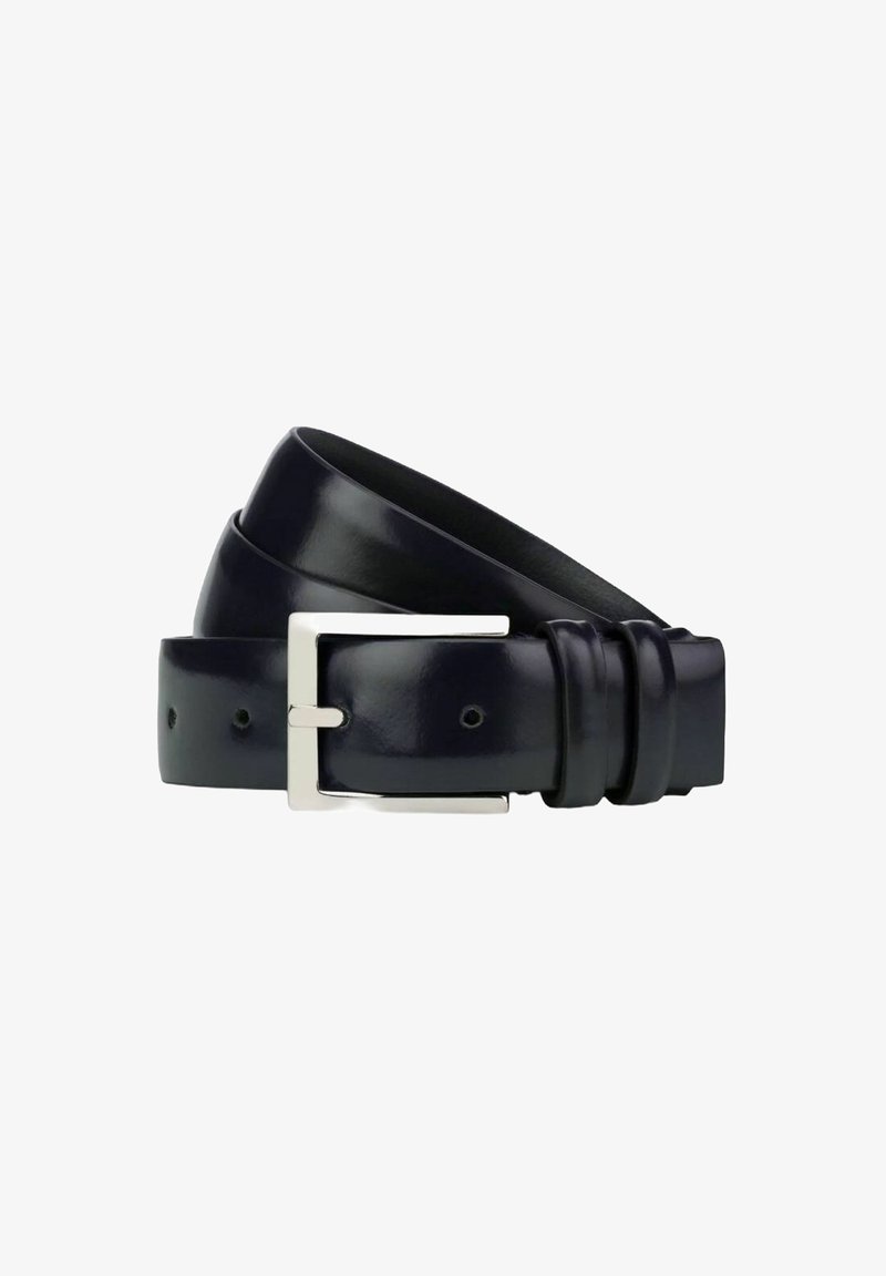 Cintura in pelle blu navy con una fibbia quadrata in metallo argentato, texture liscia, multiple fori per la regolazione e dettaglio plissettato vicino alla fibbia.