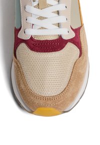 Sneaker con tomaia in rete e suede. Presenta pannelli beige, bordeaux e verdi, lacci bianchi e una suola gialla. Design a punta rotonda.