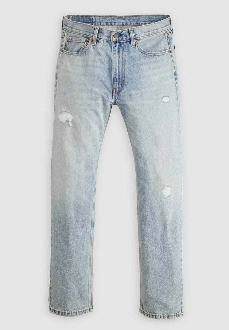 Jean en denim bleu clair avec une coupe droite, cinq poches, fermeture à bouton et petites zones déchirées sur les jambes.