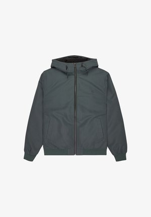 Tmavě zelená kapucová bunda se zipem vpředu, elastickými manžetami a pasem, dvěma předními kapsami a logem na hrudi. Hladká textura.