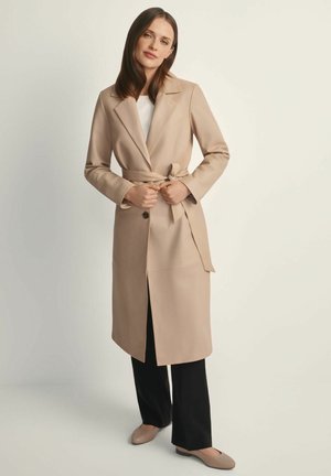 - Klasyczny płaszcz