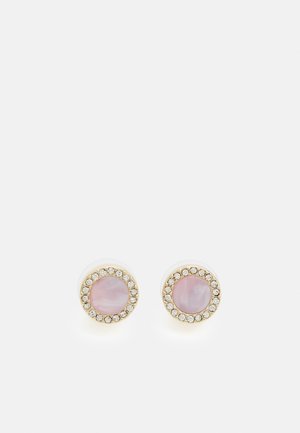 Boucles d’oreilles clous rondes avec pierres centrales roses entourées de petits cristaux clairs dans des montures dorées sur fond blanc.