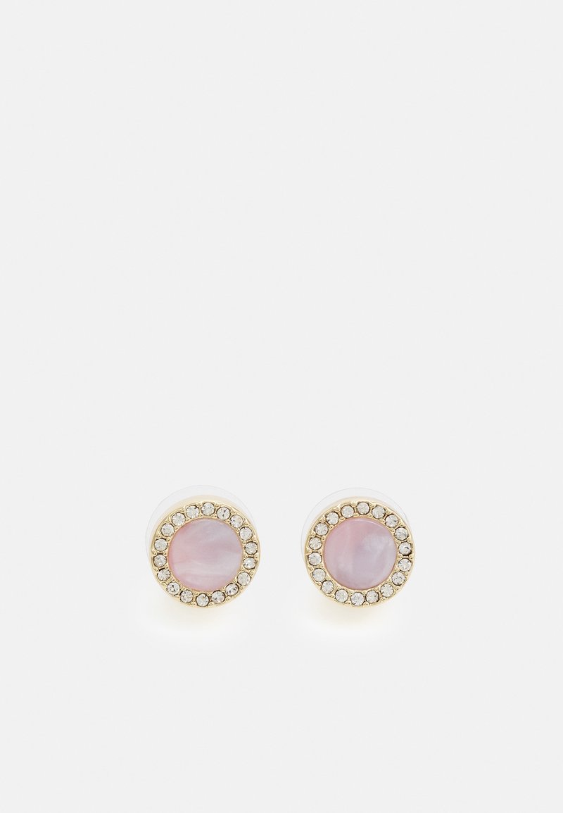 Boucles d’oreilles clous rondes avec pierres centrales roses entourées de petits cristaux clairs dans des montures dorées sur fond blanc.