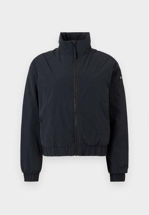 Μαύρο μπουφάν με φερμουάρ, ψηλό γιακά, ελαστικά μανίκια και ζώνη στη μέση, τοποθετημένο σε απλό φωτεινό φόντο.