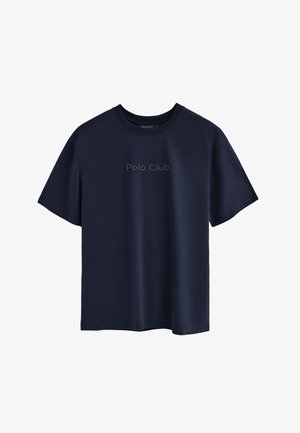 T-shirt bleu marine à manches courtes avec col rond et texte "Polo Club" centré sur la poitrine dans une couleur foncée assortie.