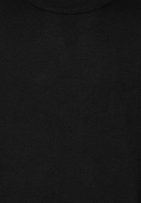 Suéter negro de punto con una textura suave, diseño de cuello redondo y silueta ajustada. Fabricado con un material suave y elástico.