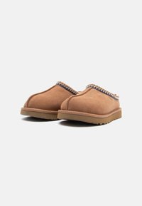 Brune semskede slip-on sko med broderte detaljer, rund tå og en teksturert gummisåle for grep og komfort.
