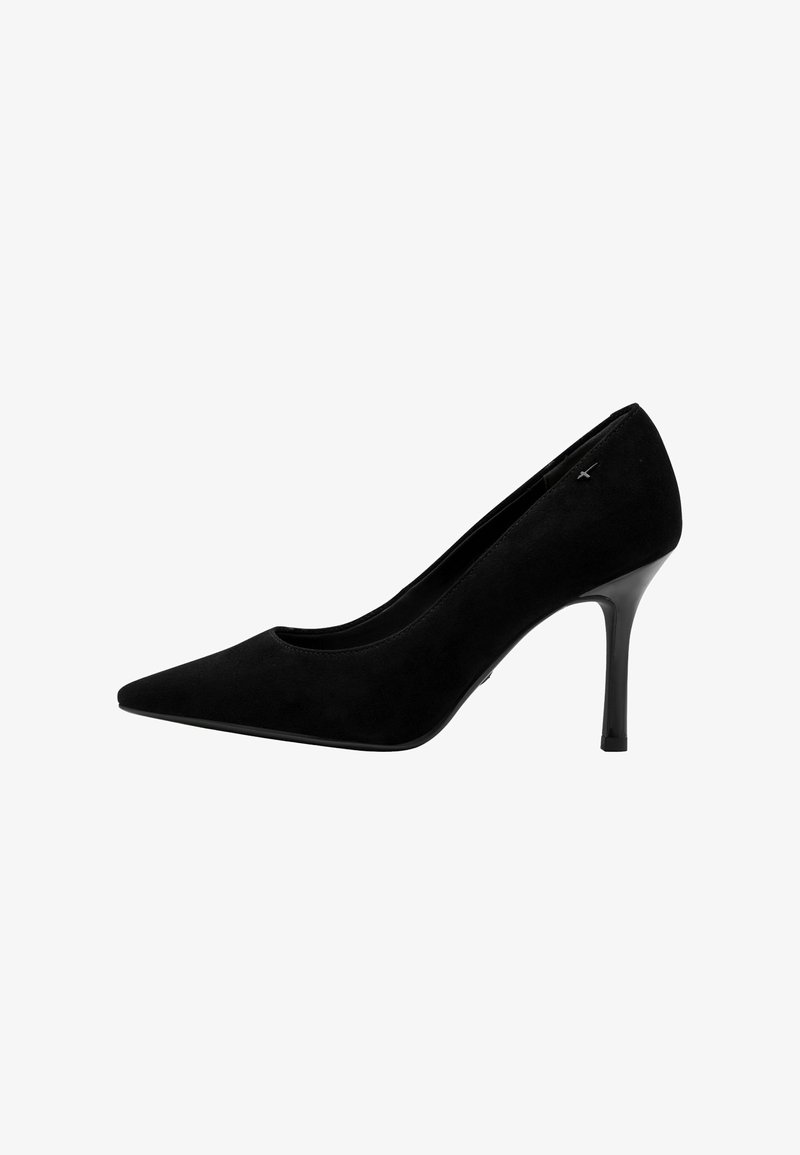 Escarpin noir en daim avec un bout pointu, un design épuré et un talon aiguille noir brillant.