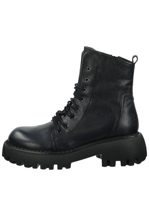 Botas de cuero negras hasta el tobillo con un acabado texturizado, puntera redonda, parte delantera con cordones y una suela gruesa y estriada. Cuenta con una cremallera lateral para facilitar su uso.