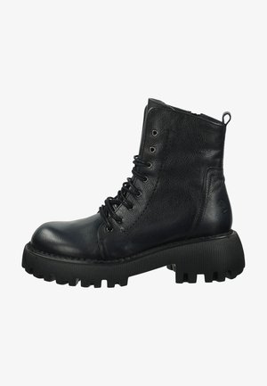 Černé kožené kotníkové boty s texturovaným povrchem, kulatou špičkou, šněrováním vpředu a robustní, drážkovanou podrážkou. Obsahují boční zip pro snadné obutí.