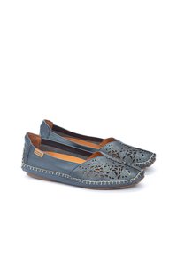 Blaue Lederballerinas mit aufwändigem ausgeschnittenem Design im Zehenbereich, genähten Details entlang der Sohle und braunen Lederakzenten im Inneren.