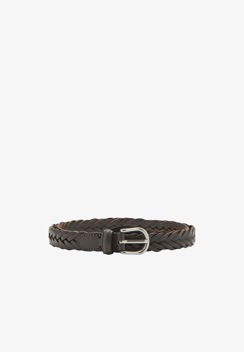 Ceinture en cuir brun foncé tressée avec une boucle en métal argenté, enroulée en cercle sur un fond blanc.