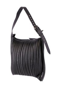 Borsa a mano in pelle nera con texture a pieghe verticali, tracolla regolabile con fibbia e forma arrotondata. Nessun logo visibile o dettagli in metallo.